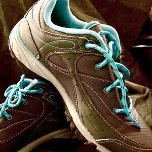 SZ 8 BNIB “Hi- Tec” SPORTS PERFORMANCE SHOES